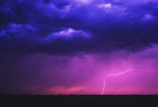 爱游戏平台-雷暴中的挑战：天公不作美的比赛瞬间