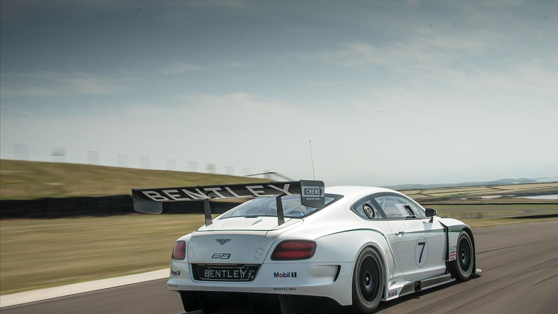 爱游戏体育app-英超赛场上的经典瞬间回顾，令人难忘，英超精彩