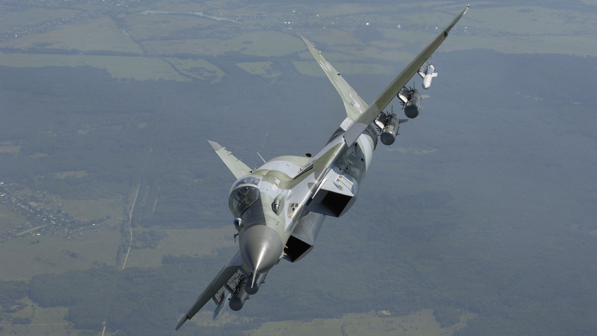 法国马术队在巴黎奥运会上勇夺团体三项赛银牌,展现强大实力。