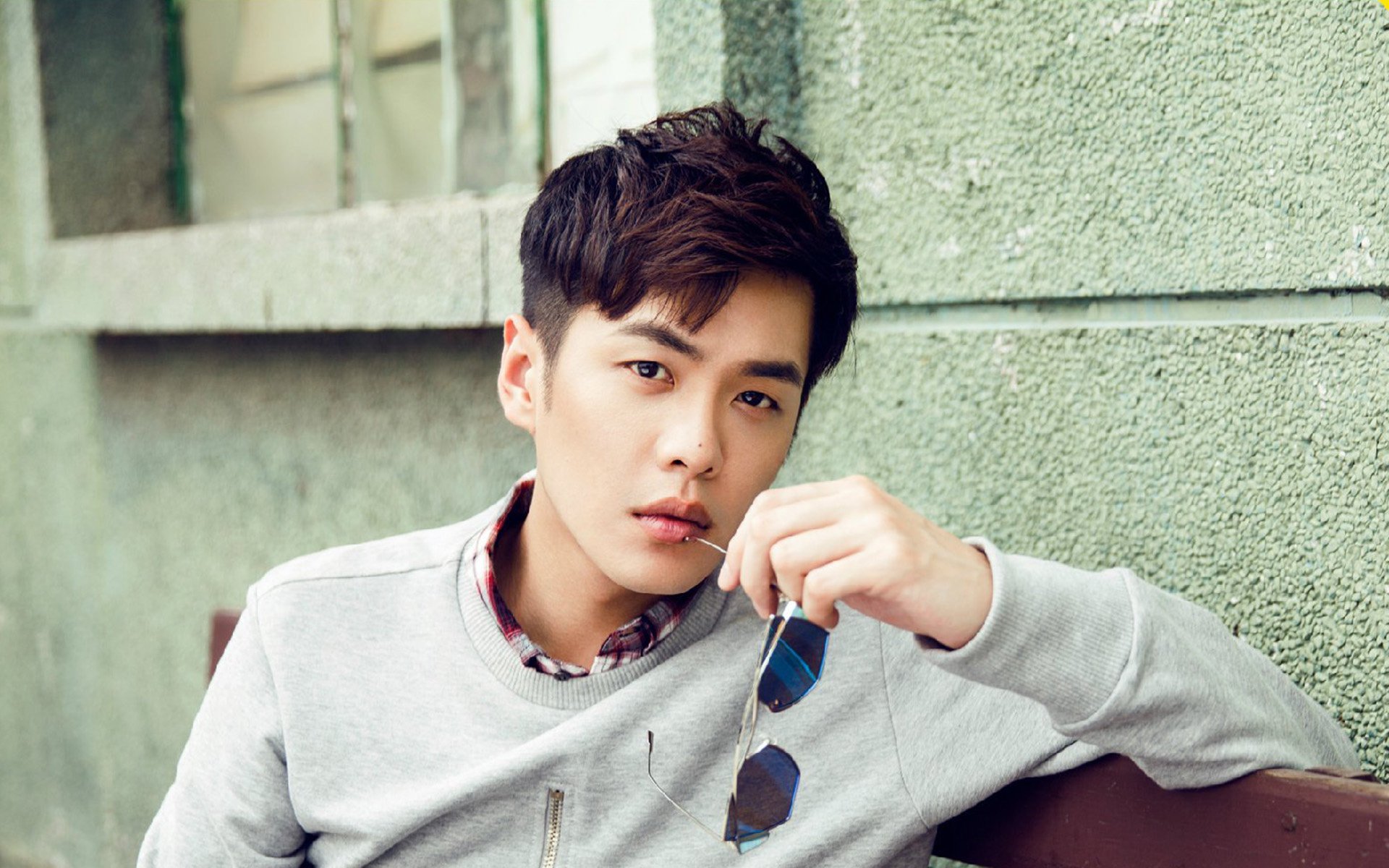 爱游戏娱乐-法国骑手斯特凡·朗多瓦斯携手“Chaman Dumontceau”勇夺三项赛银牌，感动全场。