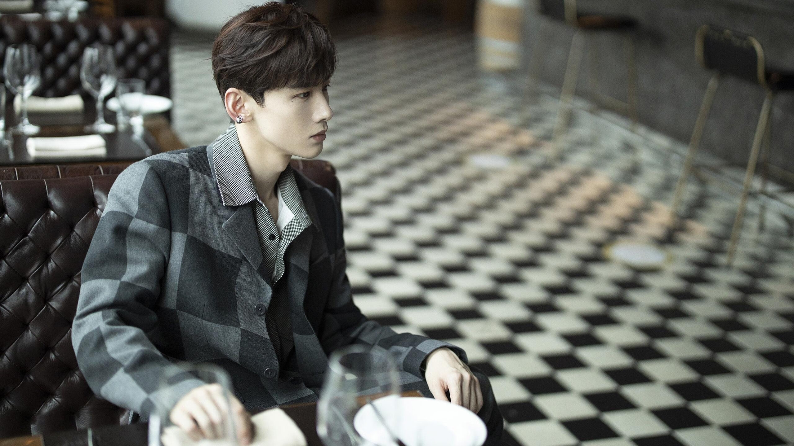 乒乓球赛事场外:选手备战紧张进行,比赛乒乓