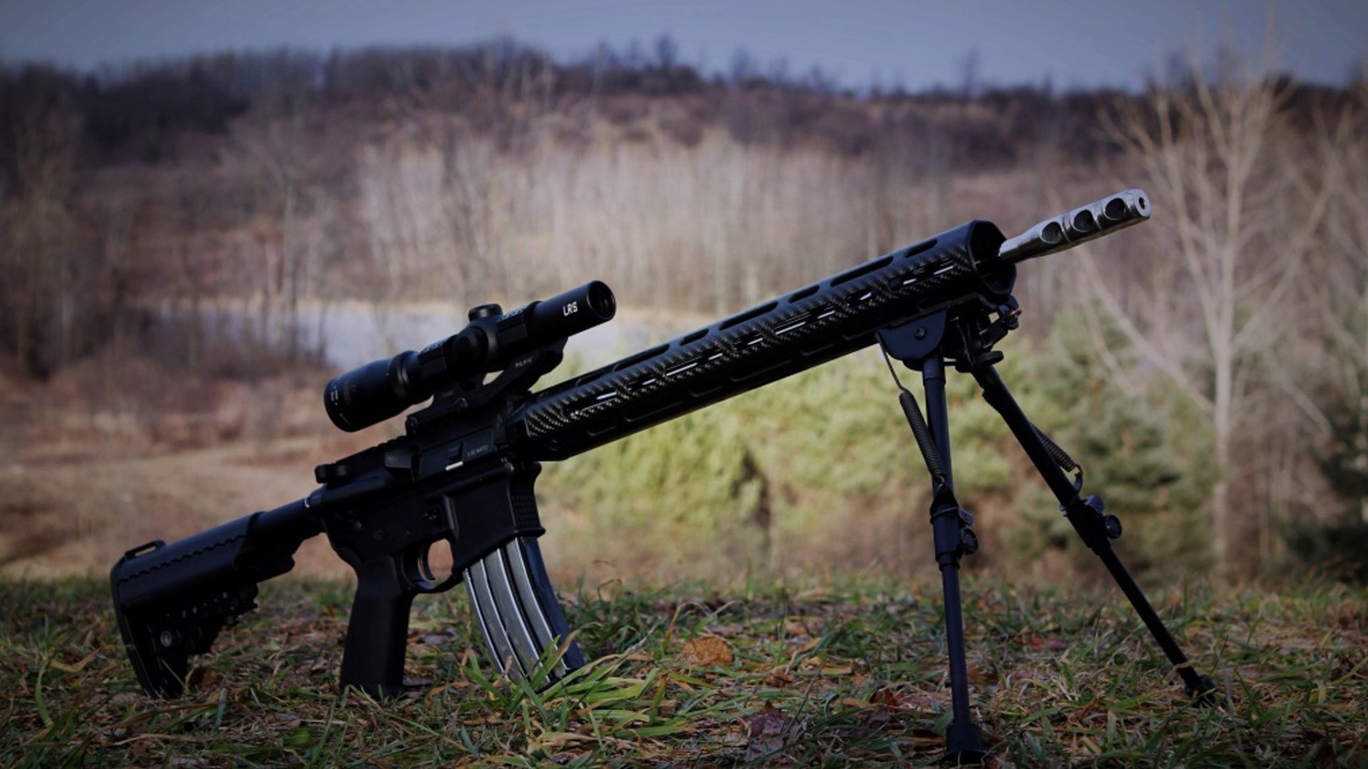 爱游戏-鹈鹕助教使用现场模拟教学讲解挡拆战术，鹈鹕拉闸防守